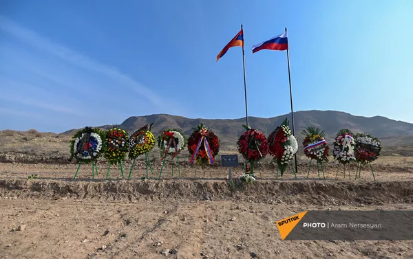На месте крушения российского вертолета поставлена табличка памяти (12 декабря 2020). Ерасх - Sputnik Армения