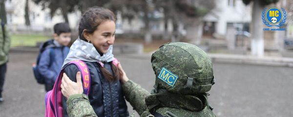 Российский миротворец и ученица школы №8 Степанакерта Российский миротворец и ученица школы №8 Степанакерта - Sputnik Արմենիա