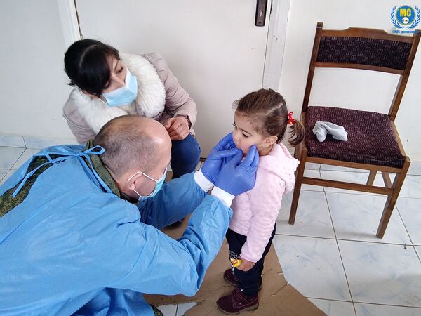 Врач российского миротворческого контингента осматривает юную пациентку в селе Хнапат Асекранского района - Sputnik Армения