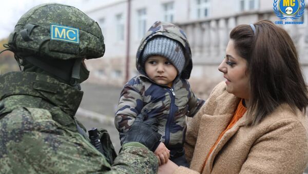 Российский миротворец и жители Степанакерта во дворе школы №8 Российский миротворец и жители Степанакерта во дворе школы №8 - Sputnik Արմենիա