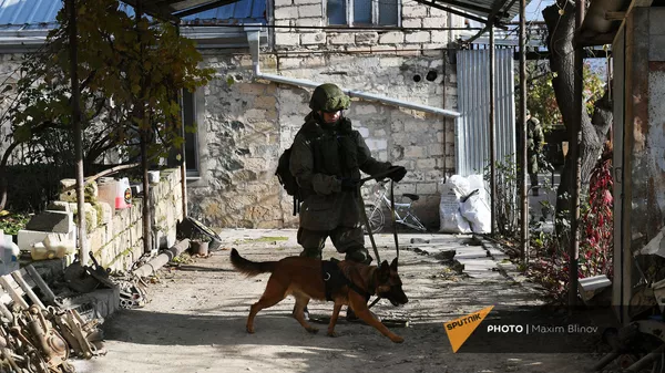 Специалист Международного противоминного центра Минобороны России в составе миротворческих сил во время инженерной разведки (28 ноября 2020). Карабах