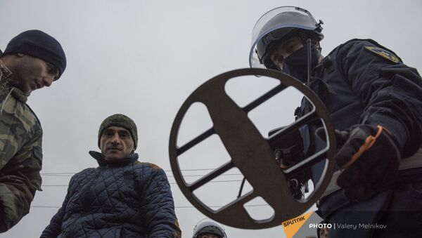 Специалисты Международного противоминного центра Минобороны России во время выполнения задач по разминированию местности вблизи Степанакерта (8 декабря 2020). Карабах - Sputnik Армения