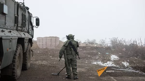 Блокпост российских миротворцев на дороге из Степанакерта в Лачин и далее в Горис (9 декабря 2020). Карабах - Sputnik Армения