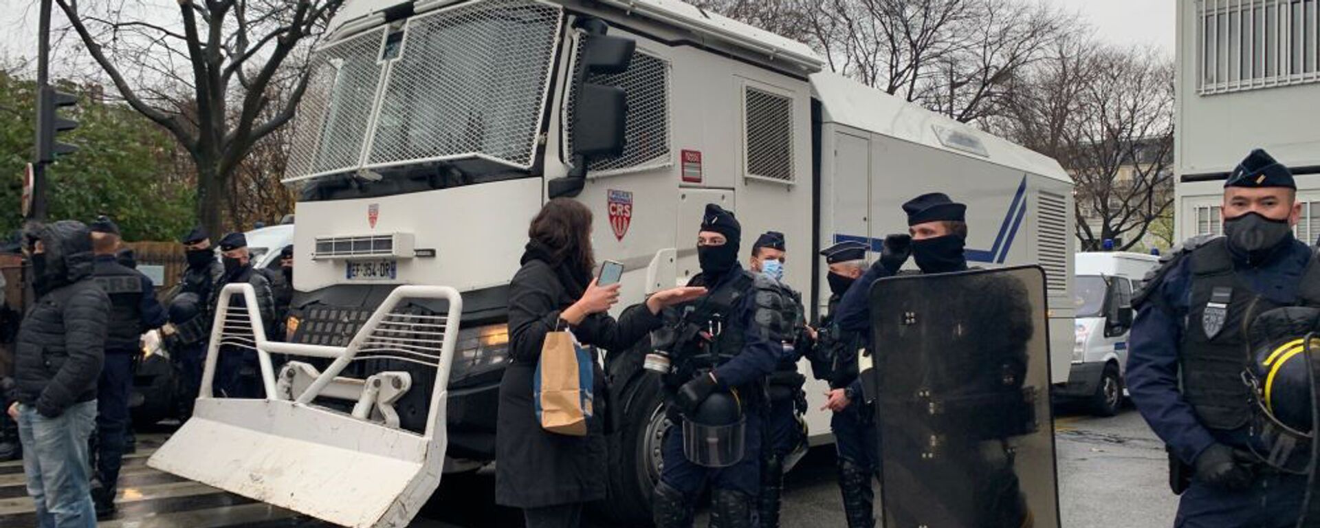Полицейские во время демонстрации против законопроекта о глобальной безопасности (12 декабря 2020). Париж - Sputnik Армения, 1920, 01.05.2021