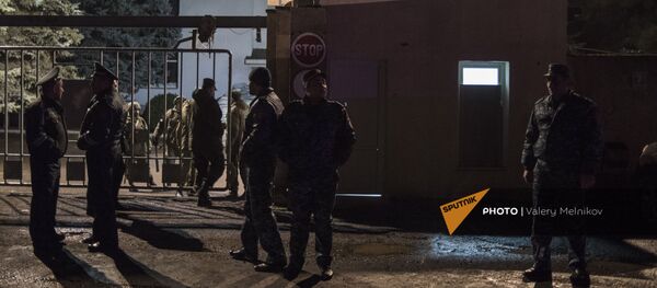 Полицейский кордон перед базой российских миротворцев в Степанакерте (12 декабря 2020). Карабах - Sputnik Армения