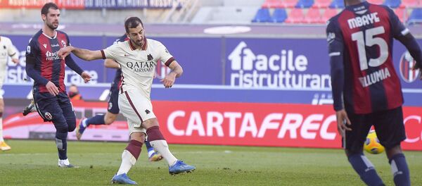 Генрих Мхитарян забивает пятый гол своей команды во время футбольного матча итальянской серии А между Болоньей и Ромой на стадионе Далл'Ара (13 декабря 2020). Болонья, Италия - Sputnik Армения