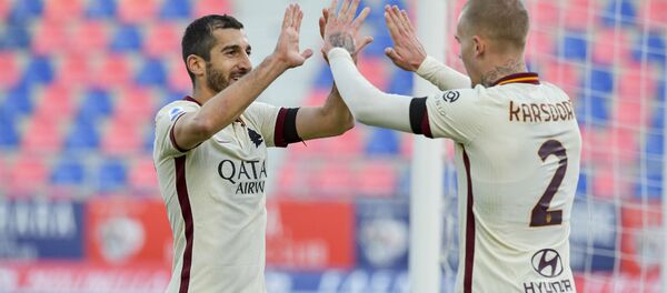 Игрок Ромы Генрих Мхитарян (слева) после забитого пятого гола своей команды во время футбольного матча итальянской серии А между Болоньей и Ромой на стадионе Далл'Ара (13 декабря 2020). Болонья, Италия - Sputnik Արմենիա