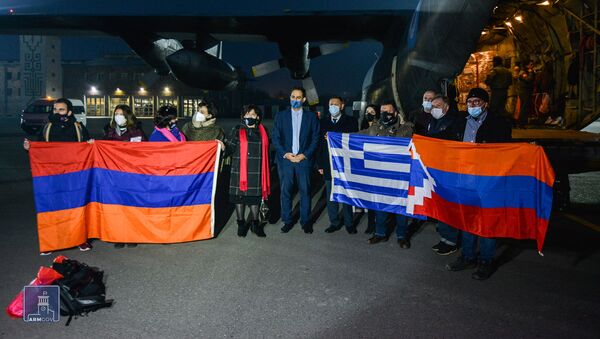 Гуманитарный груз из Греции для пострадавших жителей Карабаха прибыл в Армению (14 декабря 2020). Еревaн - Sputnik Армения