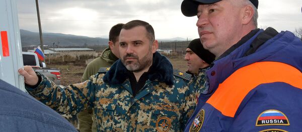 Директор ГСЧС, генерал-майор Карен Саркисян посетил сотрудников Министерства по чрезвычайным ситуациям, гражданской обороне и ликвидации последствий стихийных бедствий РФ в село Иванян (14 декабря 2020). Аскеранский район - Sputnik Армения