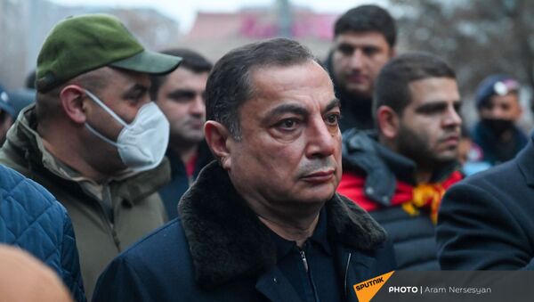 Ваграм Багдасарян во время шествия членов оппозиции с требованием отставки премьер-министра (14 декабря 2020). Еревaн - Sputnik Армения