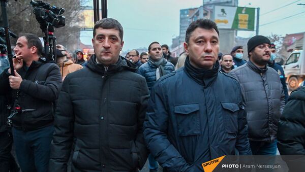Эдуард Шармазанов во время шествия членов оппозиции с требованием отставки премьер-министра (14 декабря 2020). Еревaн - Sputnik Армения