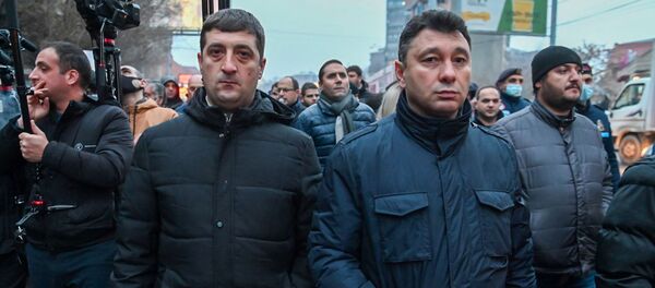 Эдуард Шармазанов во время шествия членов оппозиции с требованием отставки премьер-министра (14 декабря 2020). Еревaн Эдуард Шармазанов во время шествия членов оппозиции с требованием отставки премьер-министра (14 декабря 2020). Еревaн - Sputnik Արմենիա