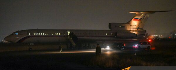 Российский самолет в военнопленными прибывает из Баку в аэропорт Эребуни (14 декабря 2020). Еревaн - Sputnik Արմենիա