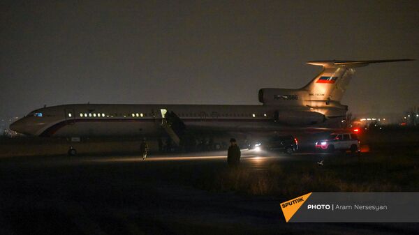 Российский самолет в военнопленными прибывает из Баку в аэропорт Эребуни (14 декабря 2020). Еревaн - Sputnik Արմենիա
