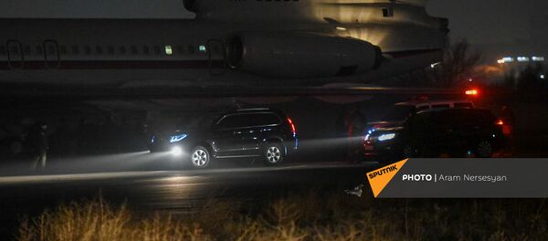 Российский самолет в военнопленными прибывает из Баку в аэропорт Эребуни (14 декабря 2020). Еревaн - Sputnik Армения