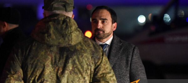 Командующий МС РФ, генерал-лейтенант Рустам Мурадов и вице-премьер Тигран Авинян в аэропорту Эребуни встречают прибывающий из Баку самолет с военнопленными (14 декабря 2020). Еревaн Командующий МС РФ, генерал-лейтенант Рустам Мурадов и вице-премьер Тигран Авинян в аэропорту Эребуни встречают прибывающий из Баку самолет с военнопленными (14 декабря 2020). Еревaн - Sputnik Արմենիա