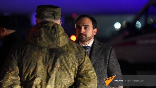 Командующий МС РФ, генерал-лейтенант Рустам Мурадов и вице-премьер Тигран Авинян в аэропорту Эребуни встречают прибывающий из Баку самолет с военнопленными (14 декабря 2020). Еревaн - Sputnik Армения