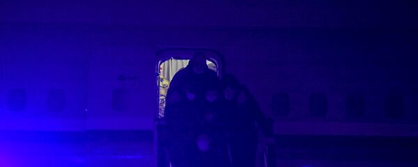 Военнопленные, прибывшие из Баку в Армению, выходят из самолета (14 декабря 2020). Еревaн Военнопленные, прибывшие из Баку в Армению, выходят из самолета (14 декабря 2020). Еревaн - Sputnik Արմենիա