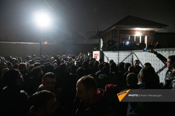 Родственники военнопленных ожидают прилета самолета из Баку с военнопленными у аэропорта Эребуни (14 декабря 2020). Еревaн - Sputnik Армения