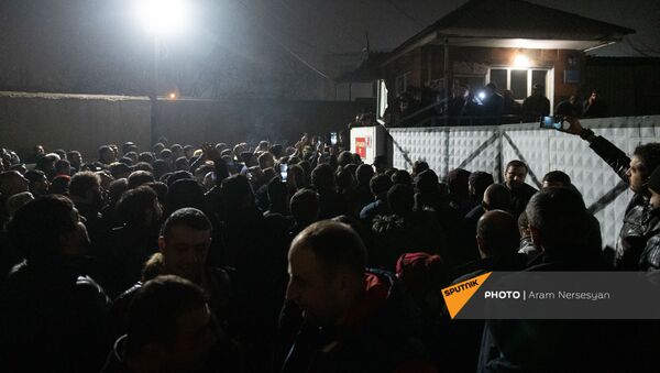 Родственники военнопленных ожидают прилета самолета из Баку с военнопленными у аэропорта Эребуни (14 декабря 2020). Еревaн - Sputnik Армения