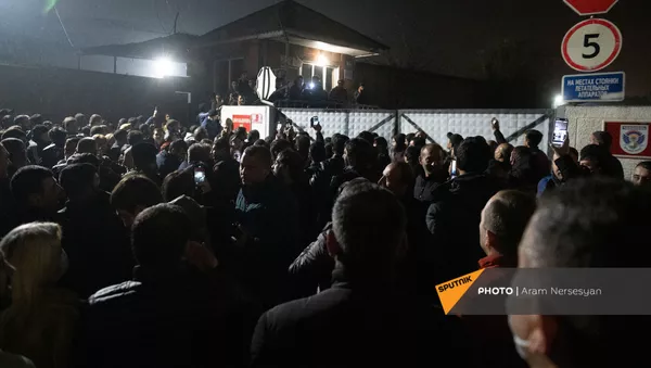 Родственники военнопленных ожидают прилета самолета из Баку с военнопленными у аэропорта Эребуни (14 декабря 2020). Еревaн - Sputnik Армения