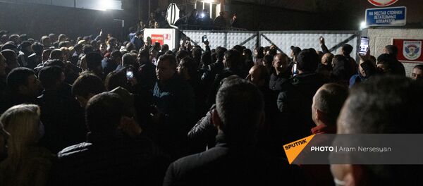 Родственники военнопленных ожидают прилета самолета из Баку с военнопленными у аэропорта Эребуни (14 декабря 2020). Еревaн - Sputnik Արմենիա