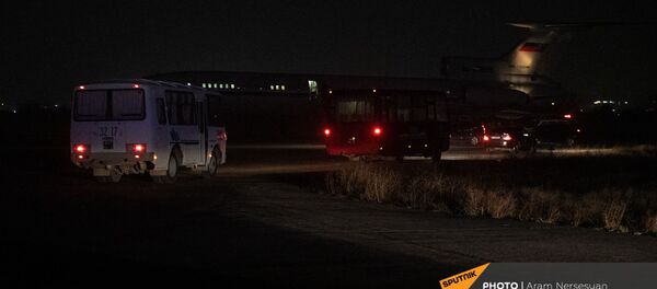 Автобусы подъезжают к самолету с военнопленными, прибывшему из Баку, в аэропорту Эребуни (14 декабря 2020). Еревaн Автобусы подъезжают к самолету с военнопленными, прибывшему из Баку, в аэропорту Эребуни (14 декабря 2020). Еревaн - Sputnik Արմենիա