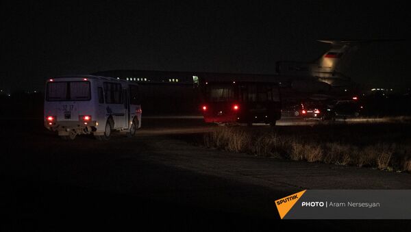 Автобусы подъезжают к самолету с военнопленными, прибывшему из Баку, в аэропорту Эребуни (14 декабря 2020). Еревaн - Sputnik Армения