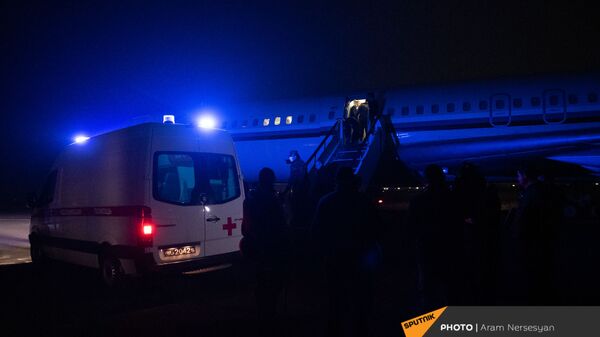 Машина скорой помощи у трапа самолета с пленными на борту в аэропорту Эребуни (14 декабря 2020). Еревaн - Sputnik Արմենիա