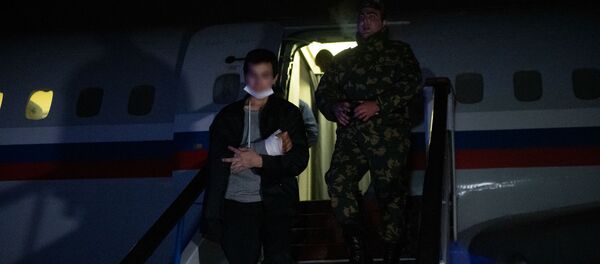 Пленные спускаются по трапу самолета в аэропорту Эребуни (14 декабря 2020). Еревaн - Sputnik Արմենիա
