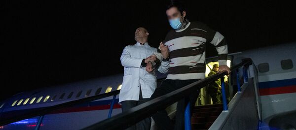 Пленные спускаются по трапу самолета в аэропорту Эребуни (14 декабря 2020). Еревaн Пленные спускаются по трапу самолета в аэропорту Эребуни (14 декабря 2020). Еревaн - Sputnik Արմենիա