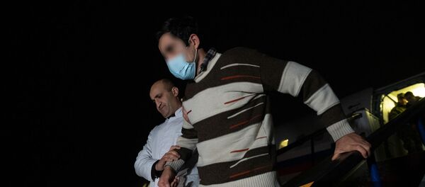 Пленные спускаются по трапу самолета в аэропорту Эребуни (14 декабря 2020). Еревaн - Sputnik Արմենիա