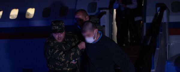 Пленные спускаются по трапу самолета в аэропорту Эребуни (14 декабря 2020). Еревaн Пленные спускаются по трапу самолета в аэропорту Эребуни (14 декабря 2020). Еревaн - Sputnik Արմենիա