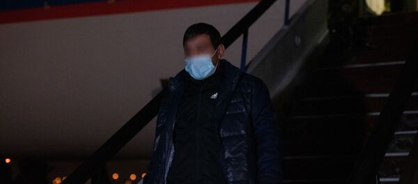 Пленные спускаются по трапу самолета в аэропорту Эребуни (14 декабря 2020). Еревaн Пленные спускаются по трапу самолета в аэропорту Эребуни (14 декабря 2020). Еревaн - Sputnik Արմենիա