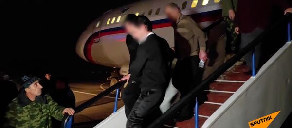 Первая группа армянских военнопленных вернулась на родину: как их встречали Первая группа армянских военнопленных вернулась на родину: как их встречали - Sputnik Армения