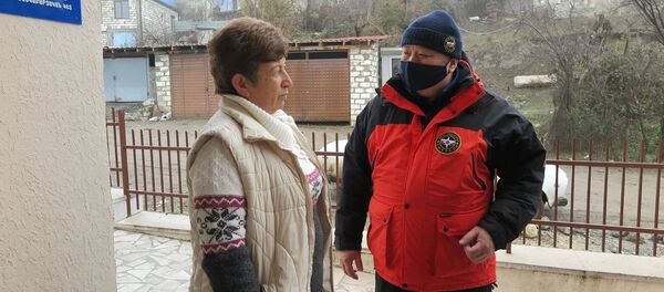 Специалисты МЧС России в НКР продолжают оказывать помощь жителям Специалисты МЧС России в НКР продолжают оказывать помощь жителям - Sputnik Армения