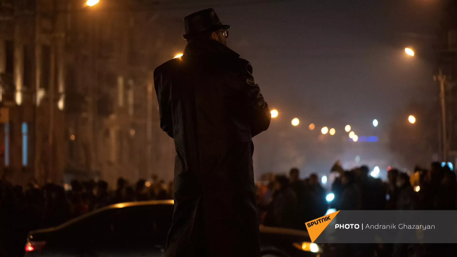 Мужчина в плаще следит за шествием оппозиции, требующих отставки правительства Армении (14 декабря 2020). Еревaн Мужчина в плаще следит за шествием оппозиции, требующих отставки правительства Армении (14 декабря 2020). Еревaн - Sputnik Армения, 1920, 10.02.2022