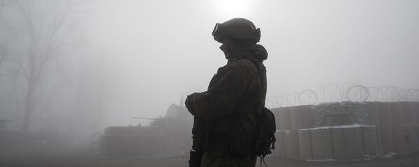 Российский миротворец на блокпосту №6 на въезде в город Шуши на дороге из Степанакерта в Лачин - Sputnik Армения