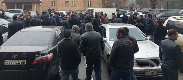 Родственники перед зданием администрации области Родственники перед зданием администрации области - Sputnik Արմենիա