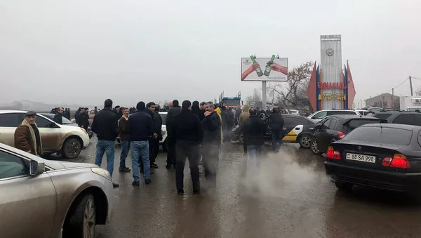 Жители Ширака перекрыли дорогу Гюмри-Ереван (16 декабря 2020). Село Азатан - Sputnik Армения