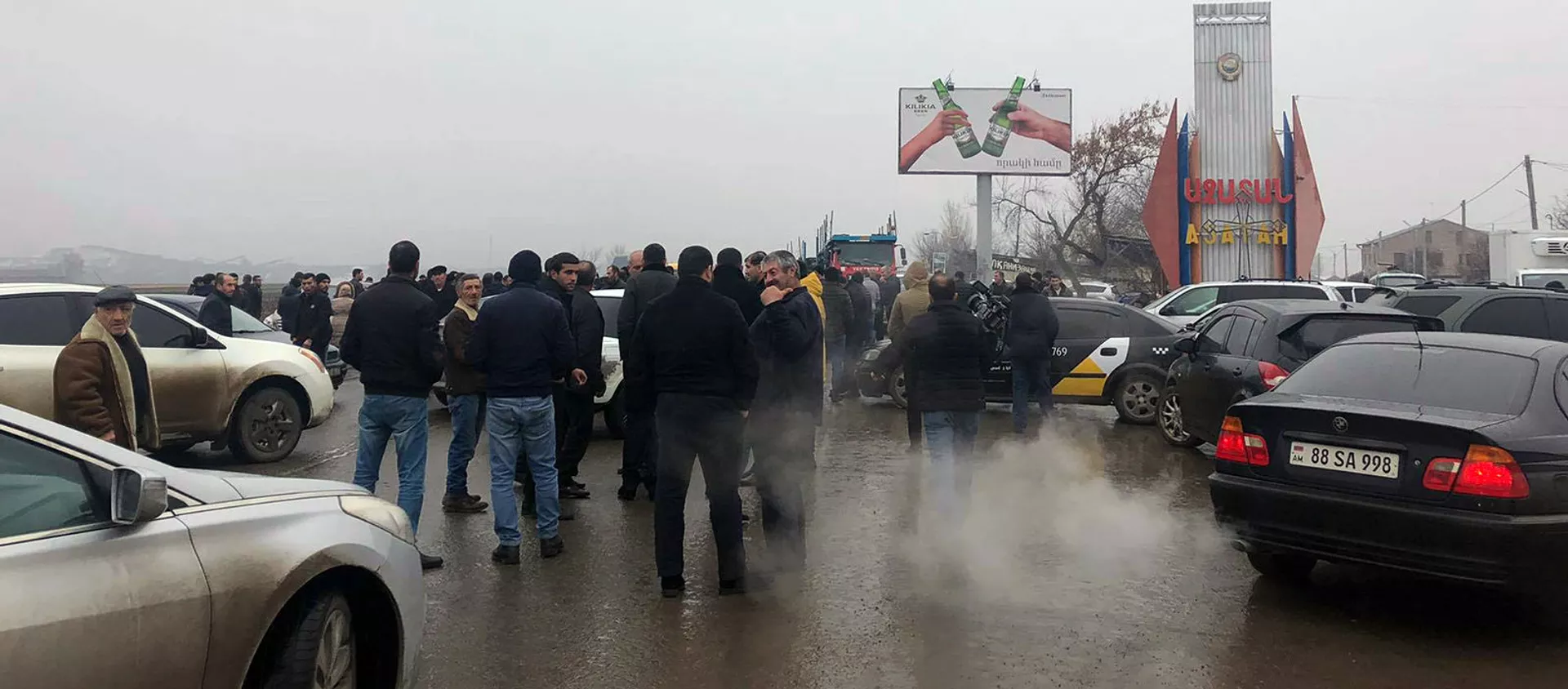 Жители Ширака перекрыли дорогу Гюмри-Ереван (16 декабря 2020). Село Азатан - Sputnik Армения, 1920, 18.12.2020