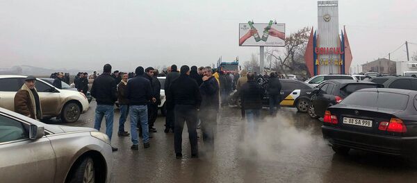 Жители Ширака перекрыли дорогу Гюмри-Ереван (16 декабря 2020). Село Азатан - Sputnik Армения