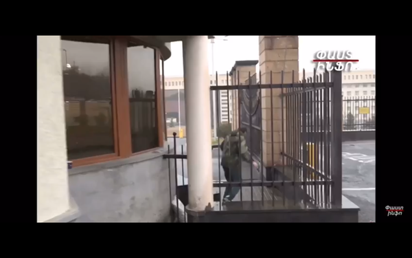 Родители без вести пропавших солдат прорвались к зданию МО, минуя КПП. Видео Родители без вести пропавших солдат прорвались к зданию МО, минуя КПП. Видео - Sputnik Армения