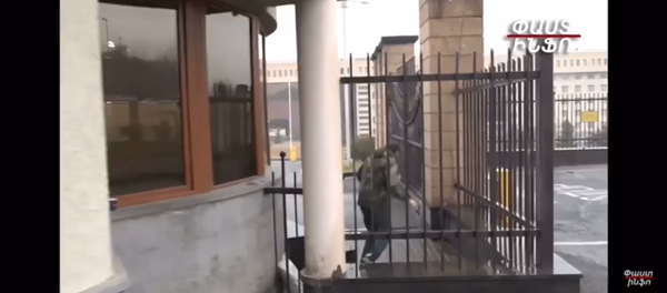 Родные пропавших без вести солдат прорвались на территорию Минобороны Армении Родные пропавших без вести солдат прорвались на территорию Минобороны Армении - Sputnik Արմենիա