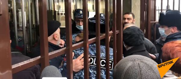 Родные солдат ломают решетчатые двери Минобороны - Sputnik Армения