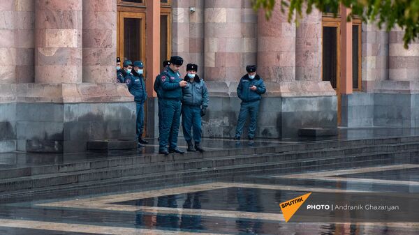 Сотрудники полиции у Дома правительства в дождливый день - Sputnik Армения