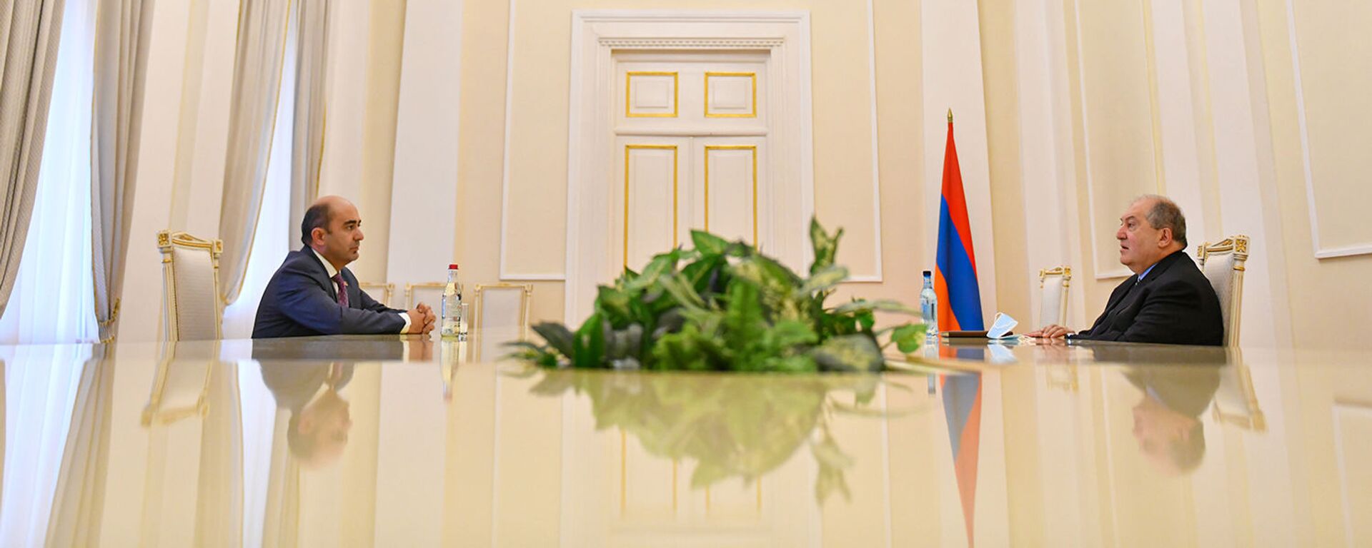 Президент Армен Саркисян встретился с руководителем парламентской фракции Просвещенная Армения Эдмоном Марукяном (16 декабря 2020). Еревaн - Sputnik Արմենիա, 1920, 02.03.2021