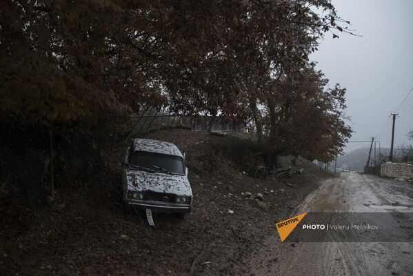 Автомобиль на одной из улиц в селе Тагавард Мартунинского района в Карабахе - Sputnik Армения