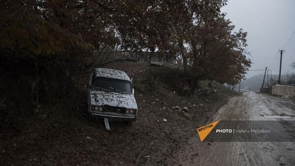 Автомобиль на одной из улиц в селе Тагавард Мартунинского района в Карабахе - Sputnik Армения