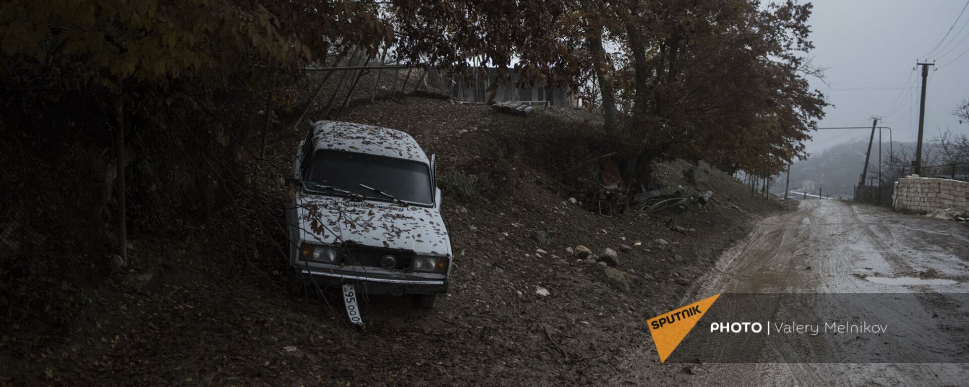 Автомобиль на одной из улиц в селе Тагавард Мартунинского района в Карабахе - Sputnik Армения, 1920, 22.12.2020